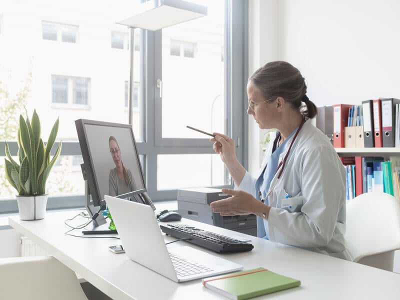 Cómo Pueden los Proveedores de Atención Médica Aprovechar la Computación en el Borde para Ofrecer Aplicaciones de Telesalud Image